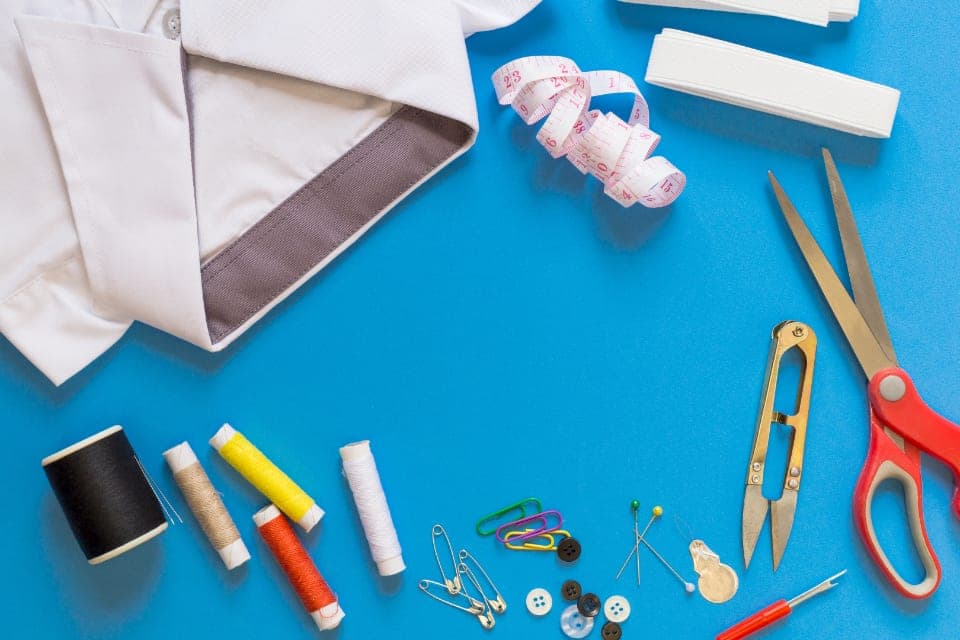 Plan de travail de couture avec fils, épingles et ciseaux