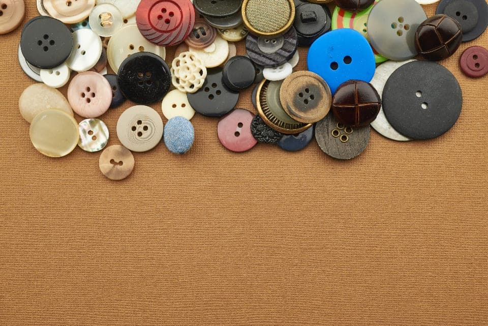 Boutons de couture en nacre et en bois